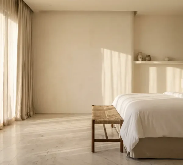 Intérieur épuré d'une suite de palace avec détails luxueux subtils