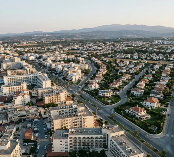 Vue aérienne d'une station balnéaire française montrant le contraste entre zones touristiques et résidentielles